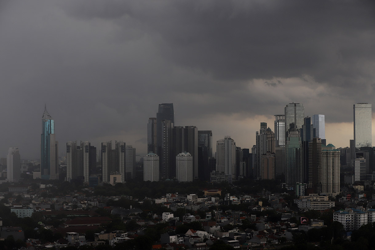 Cuaca Awan hitam tebal menyelimuti kawasan perkantoran dan permukiman di Wilayah Sudirman-Thamrin di Jakarta, Jumat (6/12/2024).  (BeritaNasional.com/Oke Atmaja)