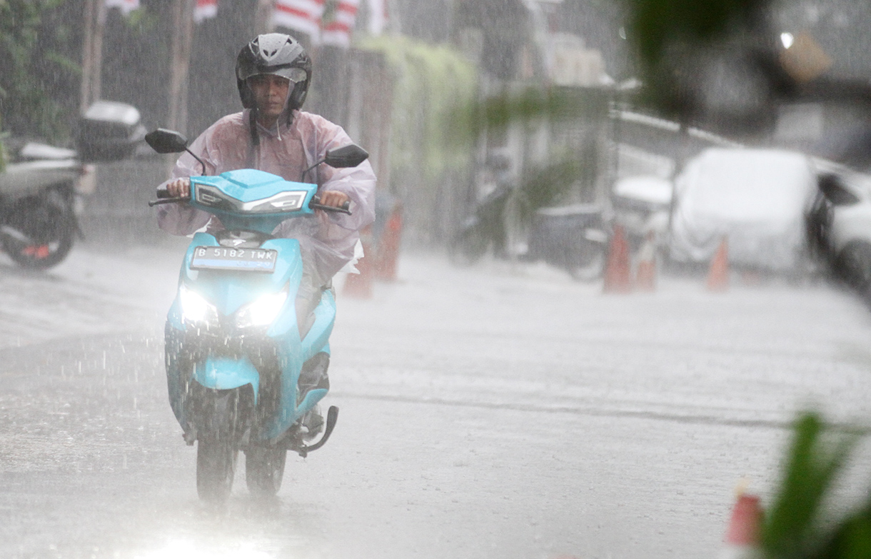 Warga melintas saat hujan di Jalan Minang Kabau, Jakarta, Selasa (12/8/2025).(Beritanasional.com/Oke Atmaja)