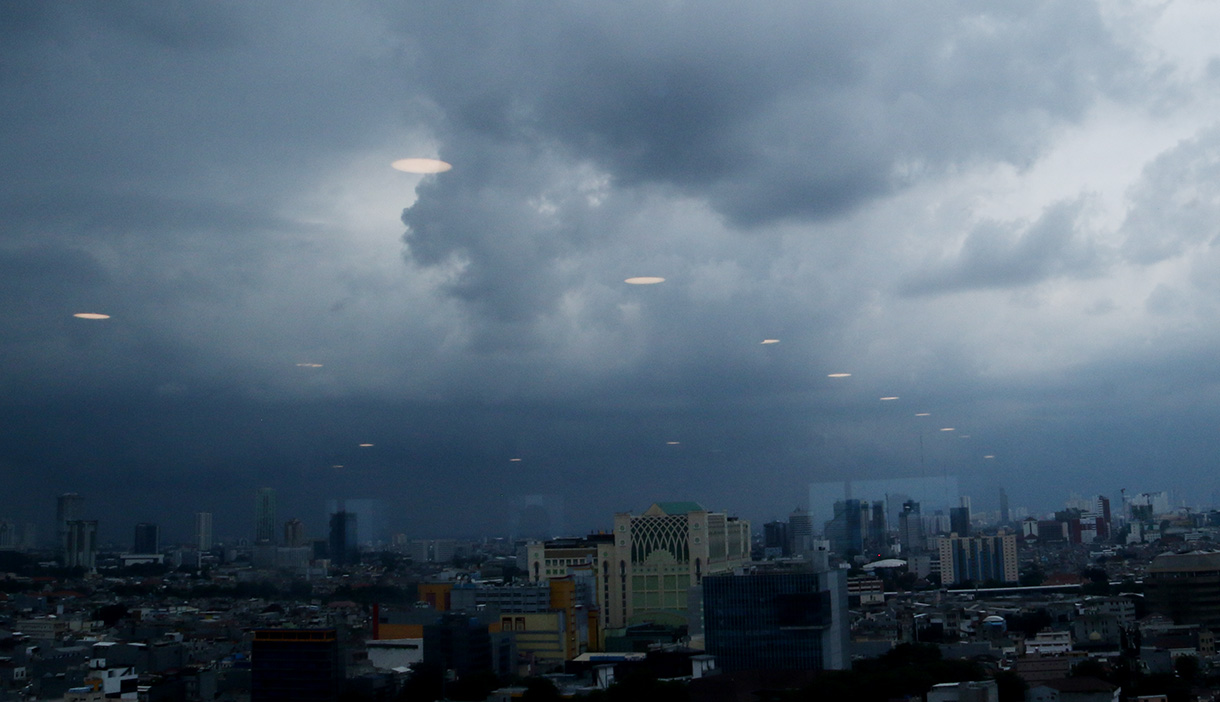 Awan tebal yang menyelimuti gedung bertingkat dan pemukiman. (Beritanasional.com/Oke Atmaja)
