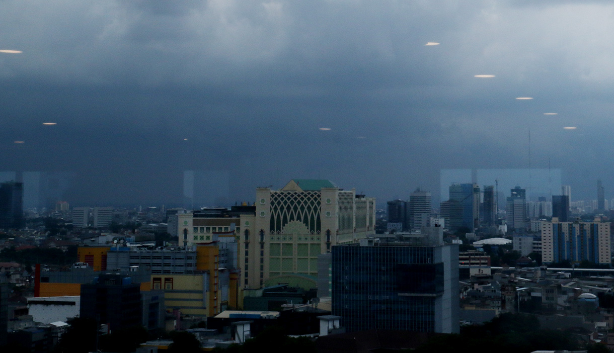 Awan tebal yang menyelimuti gedung bertingkat dan pemukiman di Jakarta, Selasa(10/2/2026).  (Beritanasional.com/Oke Atmaja)