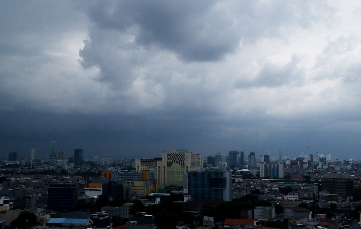 Awan tebal yang menyelimuti gedung bertingkat dan pemukiman di Jakarta. (Beritanasional.com/Oke Atmaja)