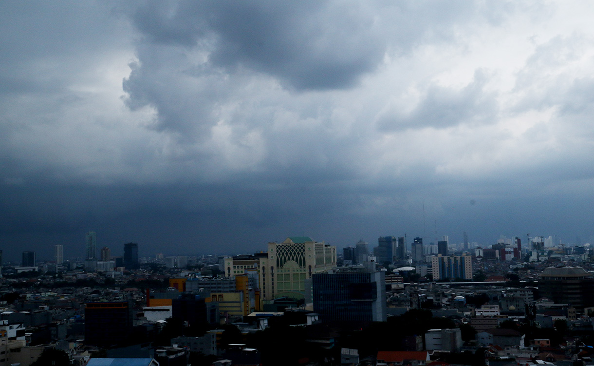 Awan tebal yang menyelimuti gedung bertingkat dan pemukiman di Jakarta, Selasa(10/2/2026).  (Beritanasional.com/Oke Atmaja)