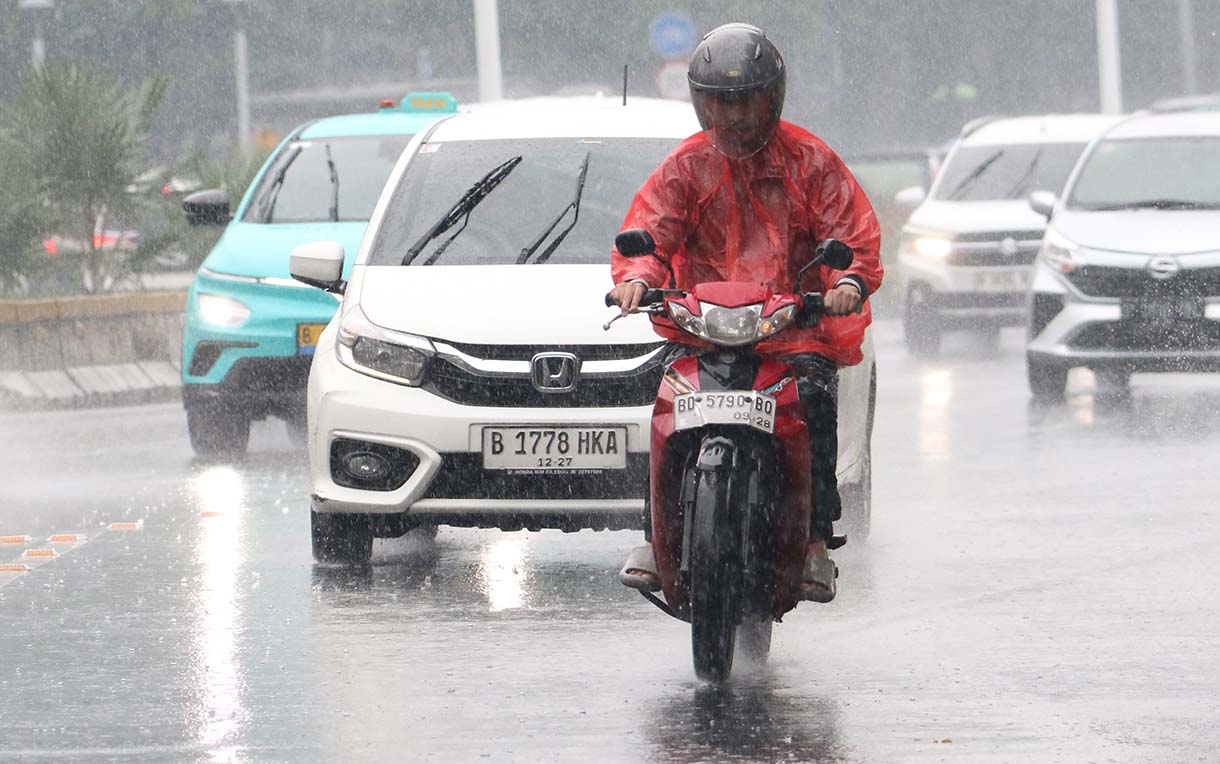 Kendaraan bermotor melintas saat hujan lebat di Jalan Sudirman, Jakarta, Kamis (26/3/2026).  (Beritanasional.com/Oke Atmaja)
