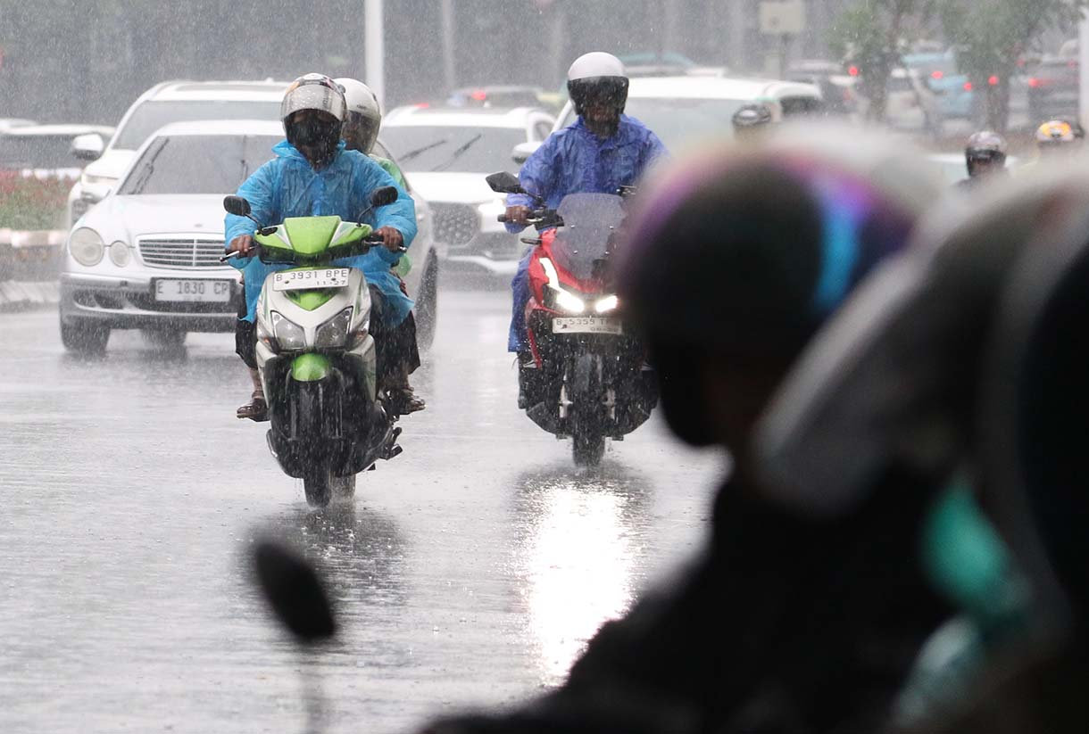 Kendaraan bermotor melintas saat hujan lebat di Jalan Sudirman, Jakarta, Kamis (26/3/2026).  (Beritanasional.com/Oke Atmaja)