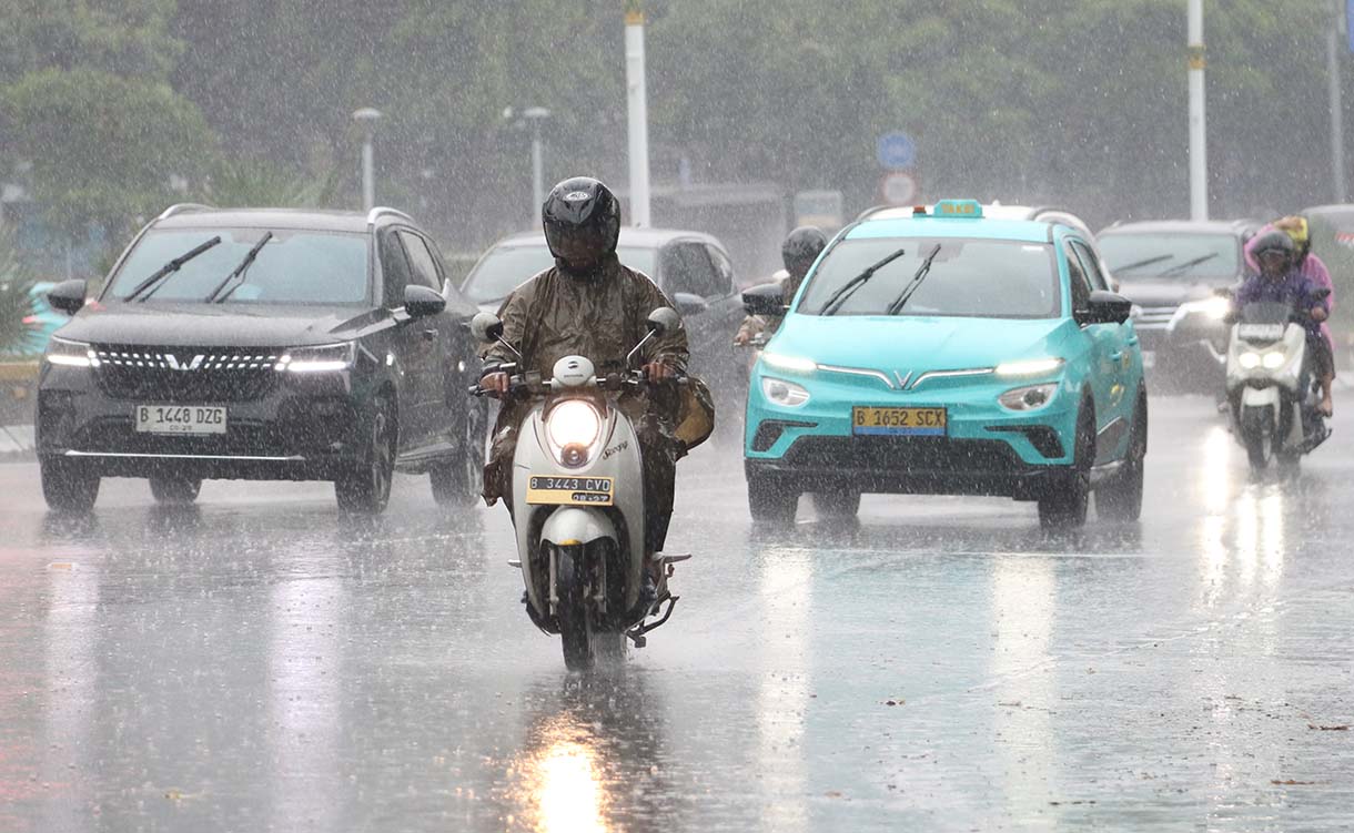 Kendaraan bermotor melintas saat hujan lebat di Jalan Sudirman, Jakarta, Kamis (26/3/2026).  (Beritanasional.com/Oke Atmaja)