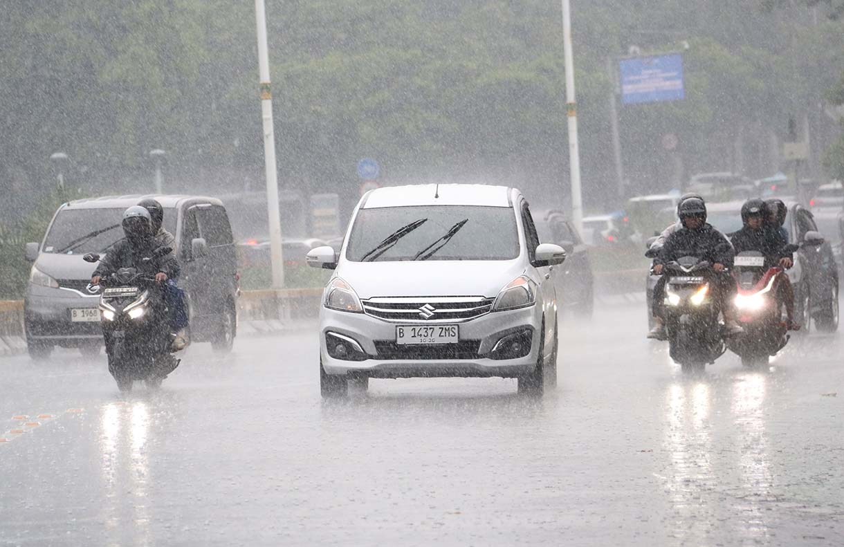 Kendaraan bermotor melintas saat hujan lebat di Jalan Sudirman, Jakarta, Kamis (26/3/2026).  (Beritanasional.com/Oke Atmaja)