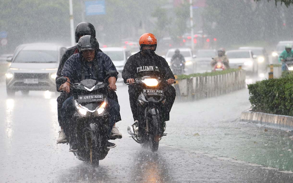 Kendaraan bermotor melintas saat hujan lebat di Jalan Sudirman, Jakarta, Kamis (26/3/2026).  (Beritanasional.com/Oke Atmaja)