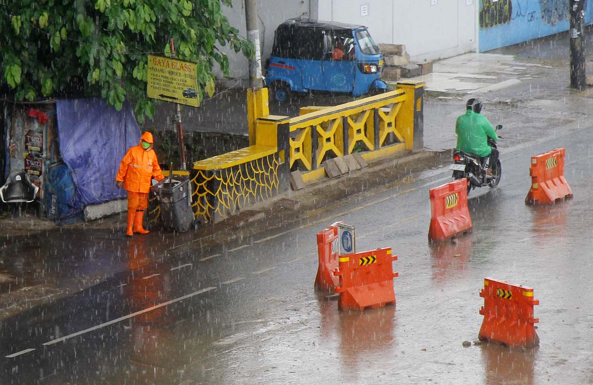 Pengendara melintas di Jalan Pramuka, Jakarta. (Beritanasional/Oke Atmaja)