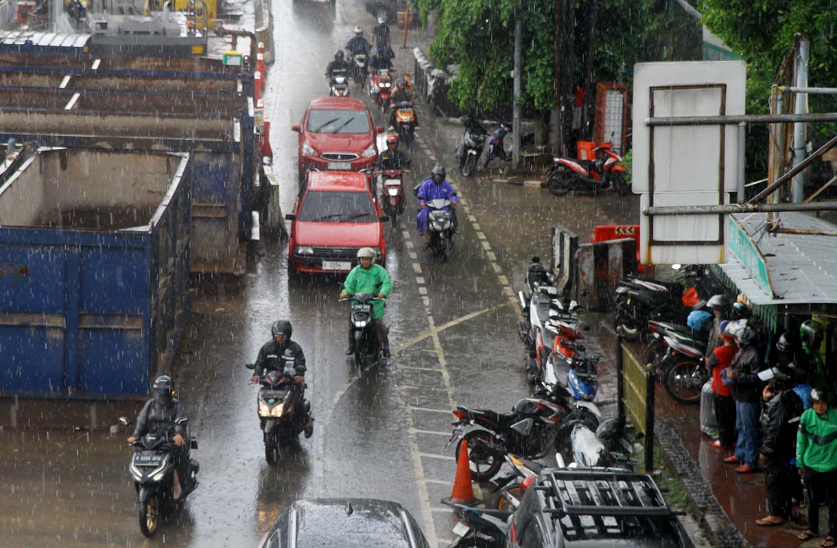 Pengendara motor melintas di Kawasan Pramuka, Jakarta, Minggu (11/5/2025) Badan Meteorologi, Klimatologi, dan Geofisika (BMKG) memperkirakan sebagian besar wilayah Indonesia akan diguyur hujan dengan intensitas sedang hingga lebat pada Minggu (11/5/2025).(Beritanasional.com/Oke Atmaja)