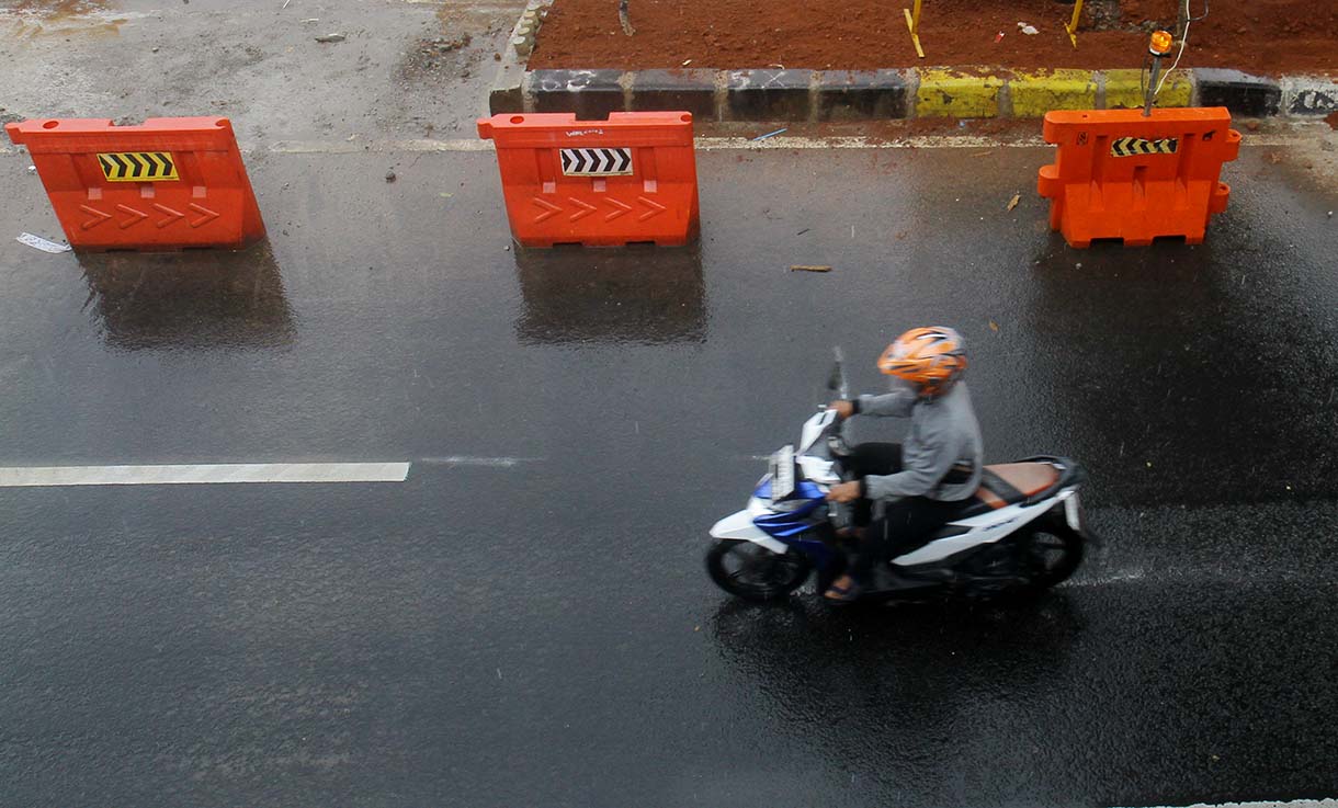 Pengendara motor melintas di Kawasan Pramuka, Jakarta, Minggu (11/5/2025) Badan Meteorologi, Klimatologi, dan Geofisika (BMKG) memperkirakan sebagian besar wilayah Indonesia akan diguyur hujan dengan intensitas sedang hingga lebat pada Minggu (11/5/2025).(Beritanasional.com/Oke Atmaja)