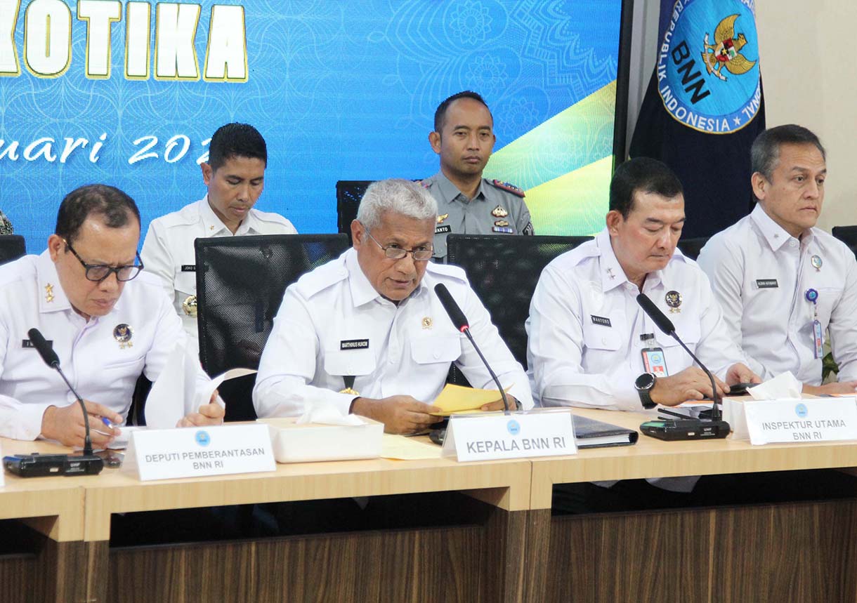 Sejumlah tersangka dan barang bukti ditampilkan saat konferensi pers pengungkapan kasus narkotika di Kantor BNN RI, Jakarta, Selasa (14/1/2025) (BeritaNasional.com/Oke Atmaja)