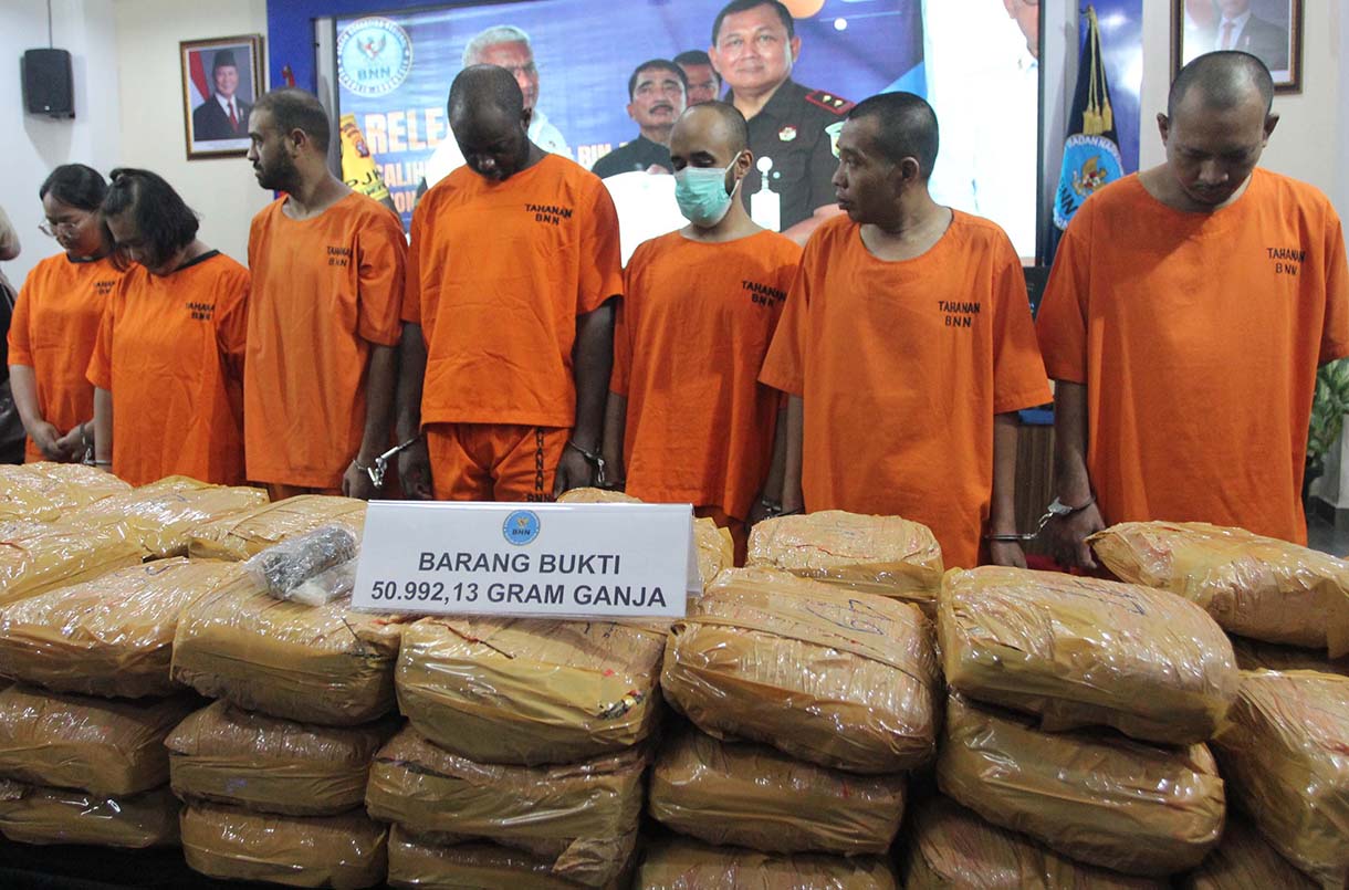 Sejumlah tersangka dan barang bukti ditampilkan saat konferensi pers pengungkapan kasus narkotika di Kantor BNN RI, Jakarta, Selasa (14/1/2025) (BeritaNasional.com/Oke Atmaja)