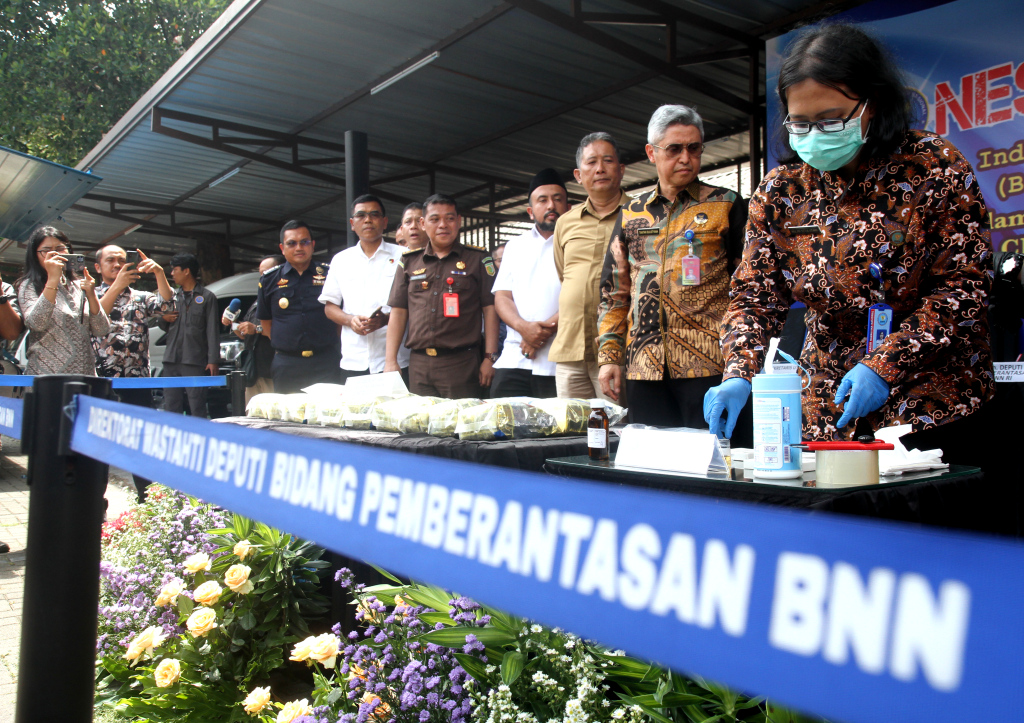 Petugas BNN memusnahan barang bukti narkotika di halaman parkir kantor BNN, Jakarta, Selasa (19/11/2024). BNN RI memusnahkan barang bukti narkotika berupa 20.221,35 gram atau 20 kilogram sabu dengan total sembilan orang tersangka hasil pengungkapan dari 2 kasus narkotika. (Berita Nasional.Com/Oke Atmaja)