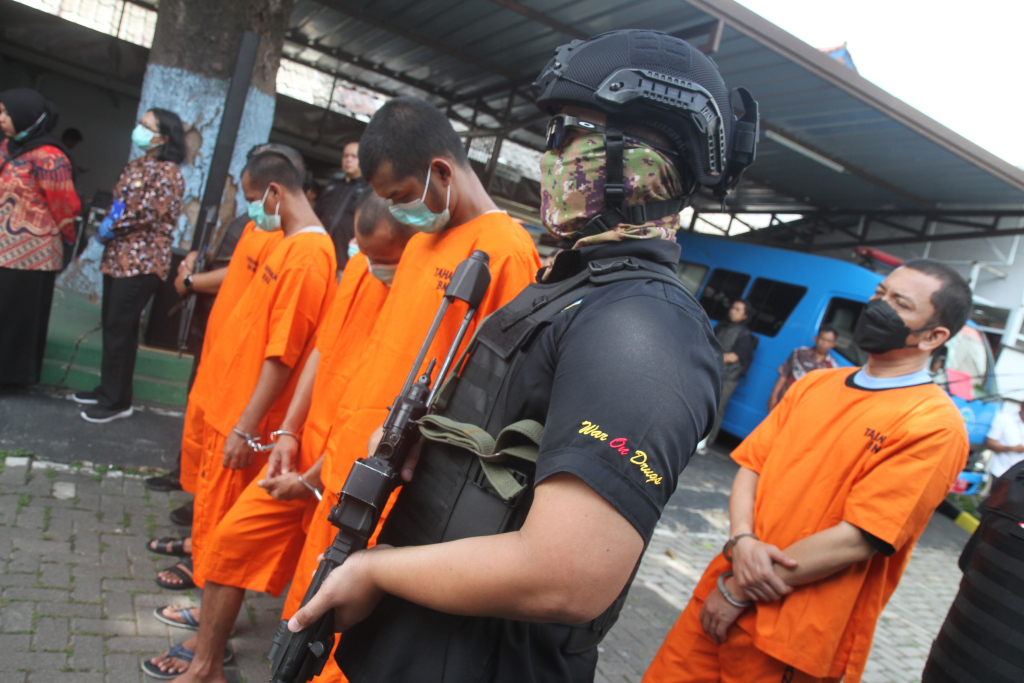 Petugas BNN memusnahan barang bukti narkotika di halaman parkir kantor BNN, Jakarta, Selasa (19/11/2024). BNN RI memusnahkan barang bukti narkotika berupa 20.221,35 gram atau 20 kilogram sabu dengan total sembilan orang tersangka hasil pengungkapan dari 2 kasus narkotika. (Berita Nasional.Com/Oke Atmaja)