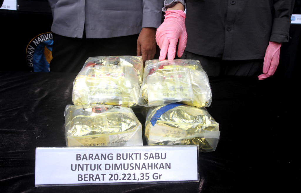 Petugas BNN memusnahan barang bukti narkotika di halaman parkir kantor BNN, Jakarta, Selasa (19/11/2024). BNN RI memusnahkan barang bukti narkotika berupa 20.221,35 gram atau 20 kilogram sabu dengan total sembilan orang tersangka hasil pengungkapan dari 2 kasus narkotika. (Berita Nasional.Com/Oke Atmaja)