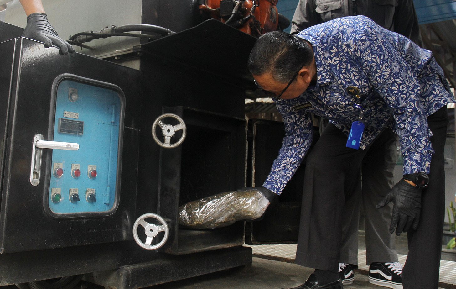 Sejumlah tersangka dihadirkan sebelum pemusnahan barang bukti narkoba di Lapangan Parkir Kantor BNN, Jakarta, Selasa(21/5/2024).(BeritaNasional.Com/Oke Atmaja)