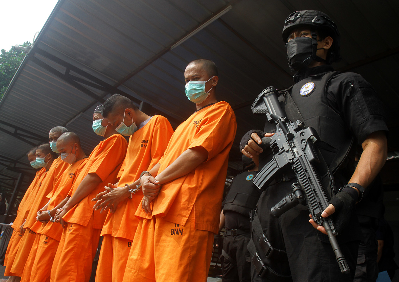 Sejumlah tersangka dihadirkan sebelum pemusnahan barang bukti narkoba di Lapangan Parkir Kantor BNN, Jakarta, Selasa(21/5/2024).(BeritaNasional.Com/Oke Atmaja)