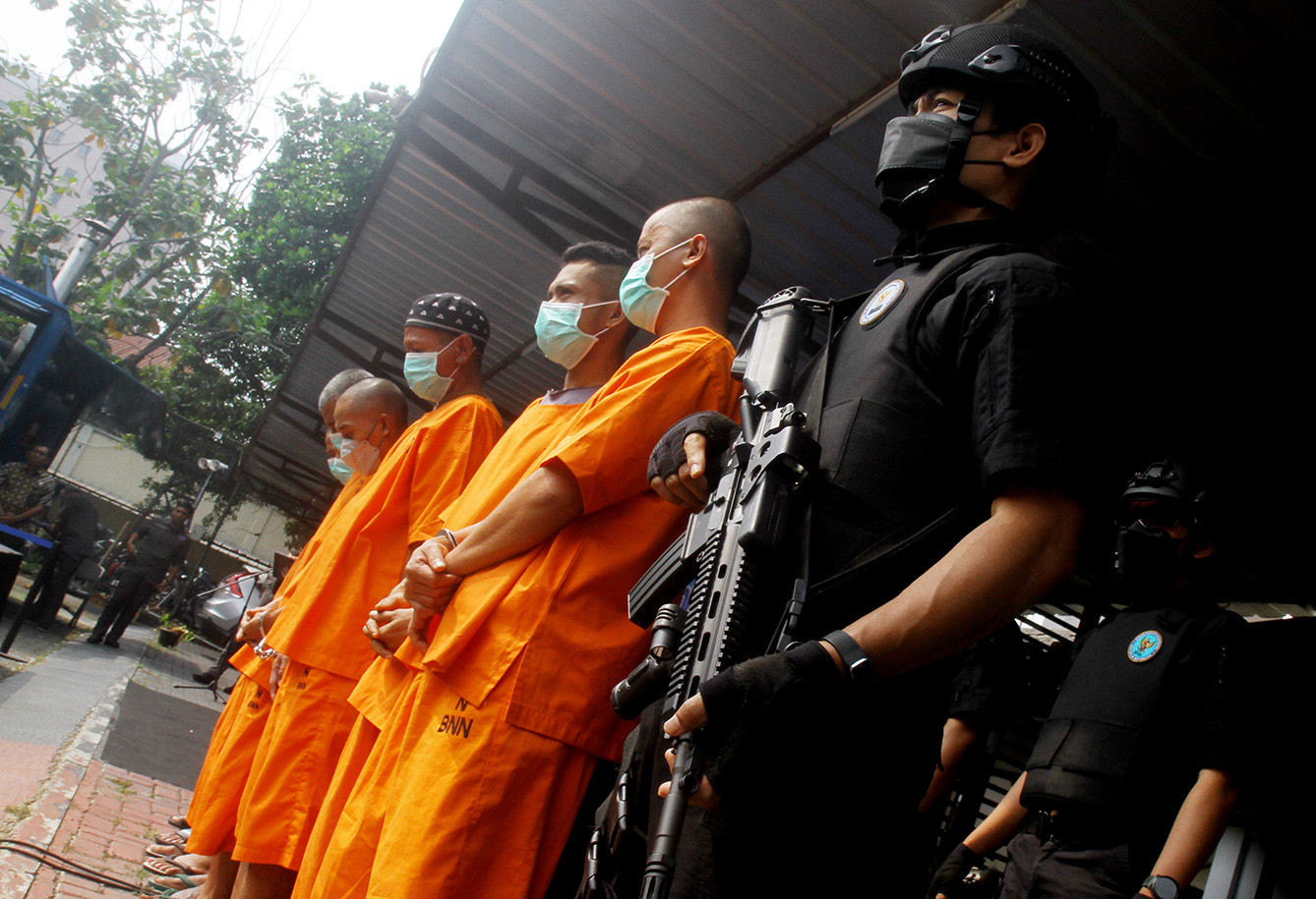 Sejumlah tersangka dihadirkan sebelum pemusnahan barang bukti narkoba di Lapangan Parkir Kantor BNN, Jakarta, Selasa(21/5/2024).(BeritaNasional.Com/Oke Atmaja)