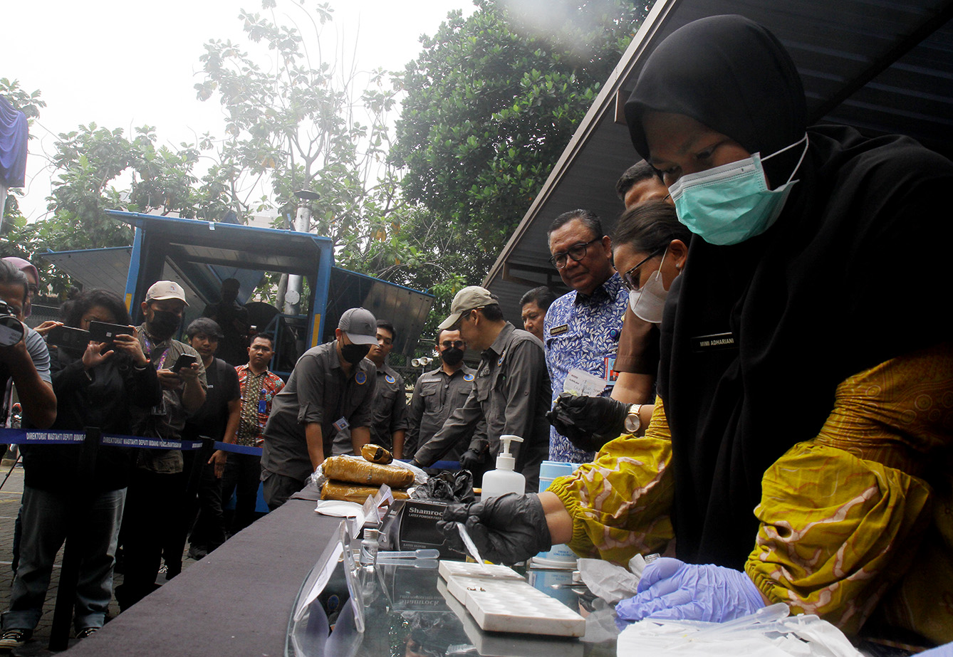 Sejumlah tersangka dihadirkan sebelum pemusnahan barang bukti narkoba di Lapangan Parkir Kantor BNN, Jakarta, Selasa(21/5/2024).(BeritaNasional.Com/Oke Atmaja)