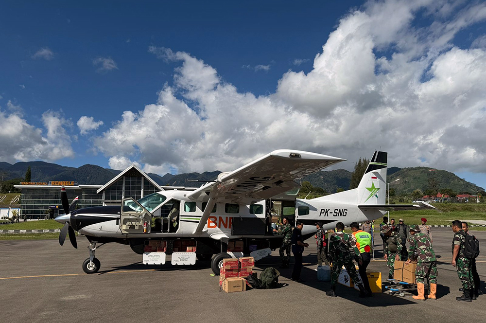 Pesawat BNPB membawa bantuan logistik dan peralatan telah mendarat di Bandara Rembele, Kabupaten Bener Meriah, Provinsi Aceh, Sabtu (29/11). Nantinya bantuan ini akan didistribusikan ke Kabupaten Bener Meriah dan Kabupaten Aceh Tengah. (BeritaNasional/Elvis/HO BNPB)