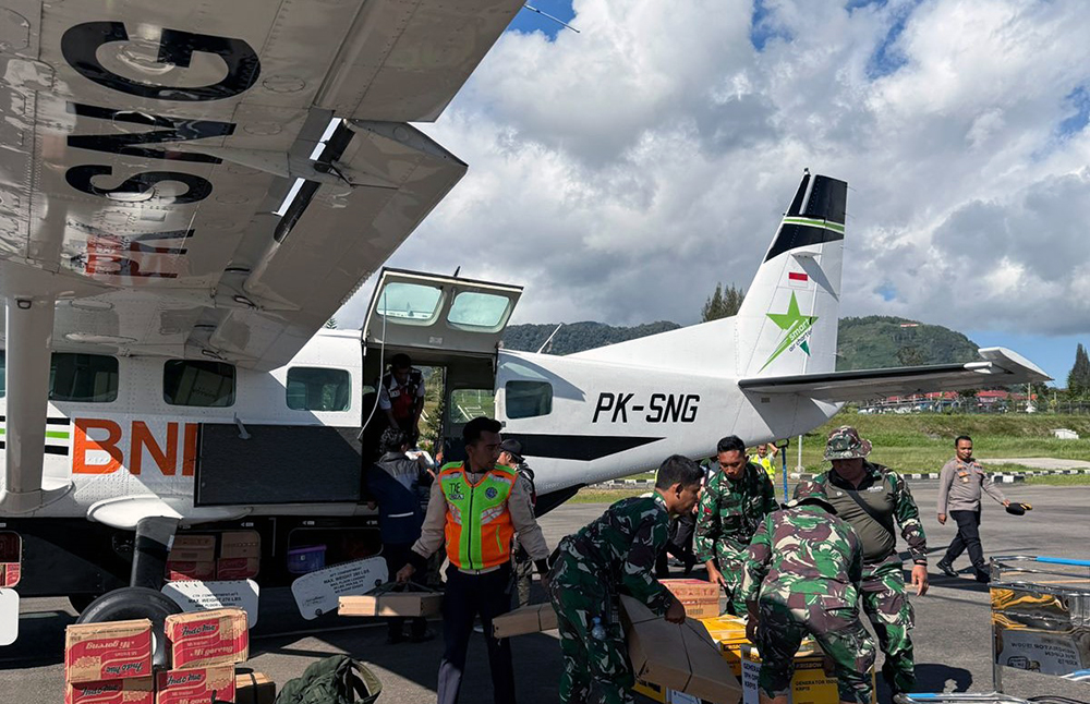 Pesawat BNPB membawa bantuan logistik dan peralatan telah mendarat di Bandara Rembele, Kabupaten Bener Meriah, Provinsi Aceh, Sabtu (29/11). Nantinya bantuan ini akan didistribusikan ke Kabupaten Bener Meriah dan Kabupaten Aceh Tengah. (BeritaNasional/Elvis/HO BNPB)