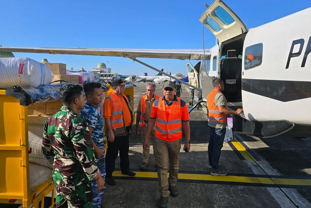 Pesawat BNPB membawa bantuan logistik dan peralatan telah mendarat di Bandara Rembele, Kabupaten Bener Meriah, Provinsi Aceh, Sabtu (29/11). Nantinya bantuan ini akan didistribusikan ke Kabupaten Bener Meriah dan Kabupaten Aceh Tengah. (BeritaNasional/Elvis/HO BNPB)