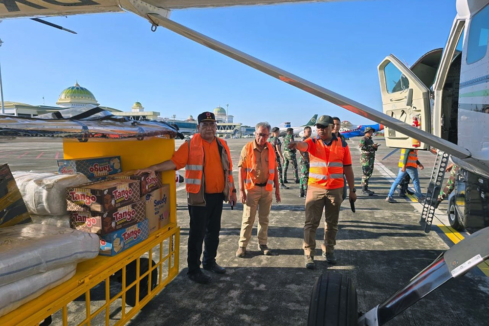 Pesawat BNPB membawa bantuan logistik dan peralatan telah mendarat di Bandara Rembele, Kabupaten Bener Meriah, Provinsi Aceh, Sabtu (29/11). Nantinya bantuan ini akan didistribusikan ke Kabupaten Bener Meriah dan Kabupaten Aceh Tengah. (BeritaNasional/Elvis/HO BNPB)