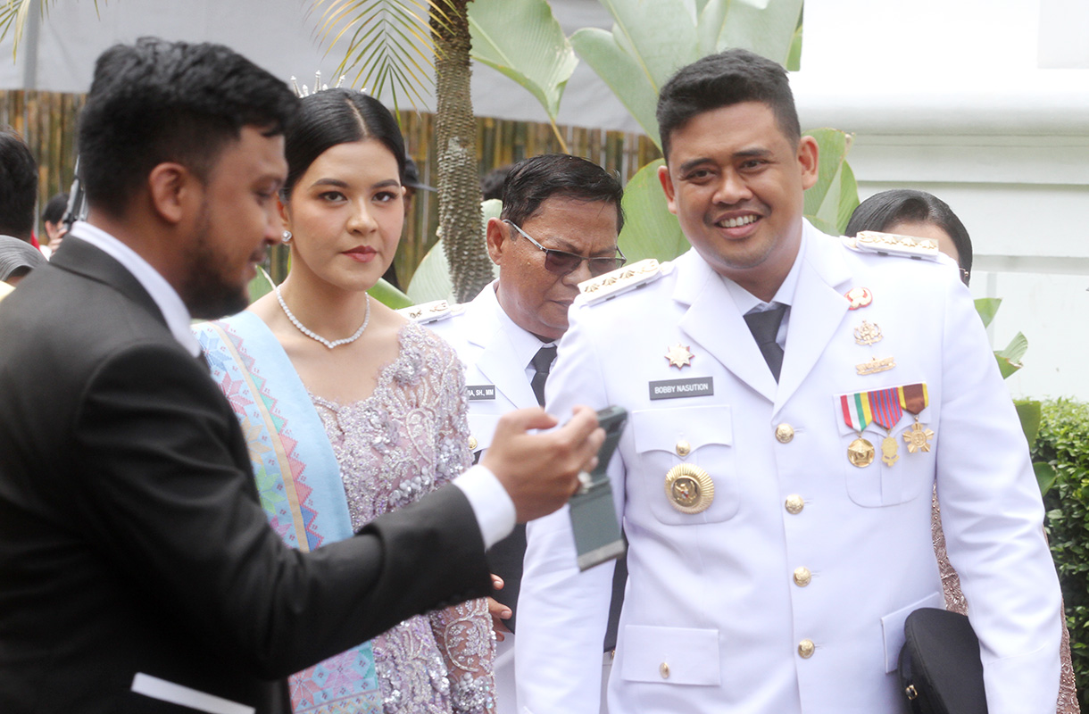 Gubernur terpilih Bobby Nasutioan Bersama istrinya Kahiyang Ayu usai mengikuti upacara pelantikan di kompleks Istana Kepresidenan, Jakarta, Kamis (20/2/2025).(Beritanasional.com/Oke Atmaja)