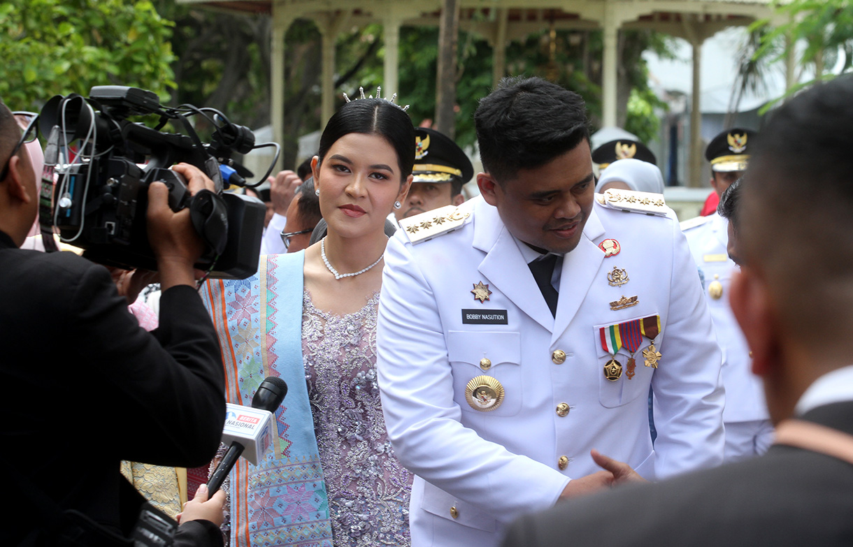 Gubernur terpilih Bobby Nasutioan Bersama istrinya Kahiyang Ayu usai mengikuti upacara pelantikan di kompleks Istana Kepresidenan, Jakarta, Kamis (20/2/2025).(Beritanasional.com/Oke Atmaja)