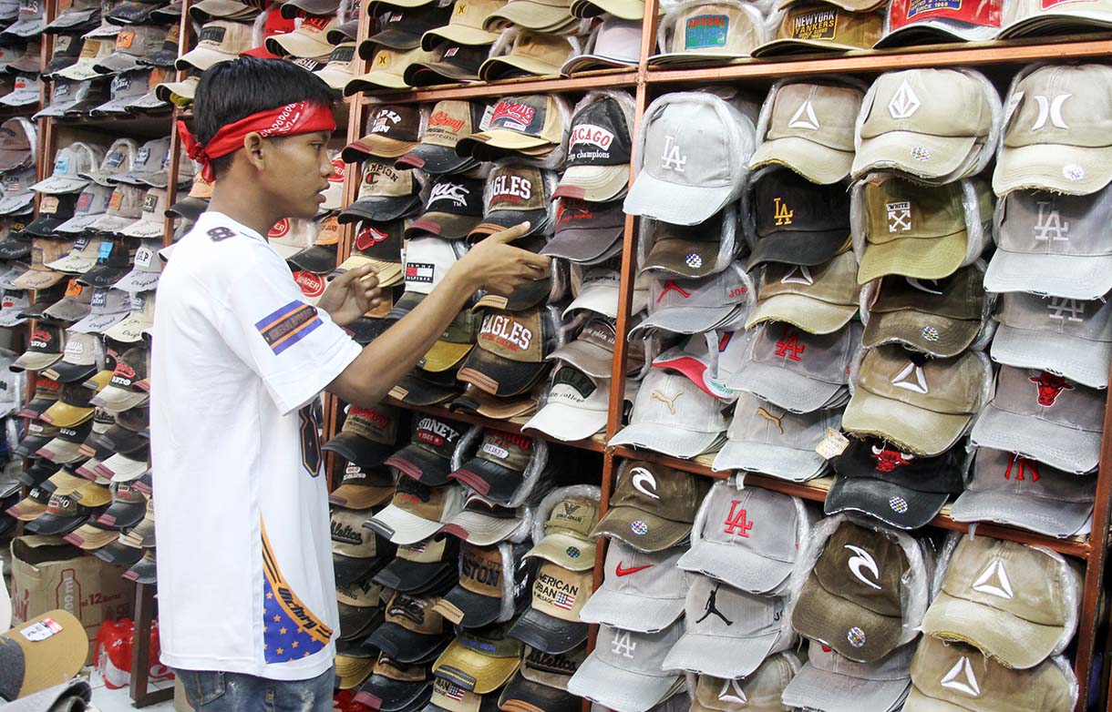 Personel Geng Citayam Fashion Week Bonge, Kurma dan Roy bersama CEO Sinergi ADV Nusantara H.Prama Tirta (kedua kiri) berbelanja produk lokal topi di Pasar Blok A Tanah Abang, Jakarta, Senin (12/5/2025).(Beritanasional.com/Oke Atmaja)