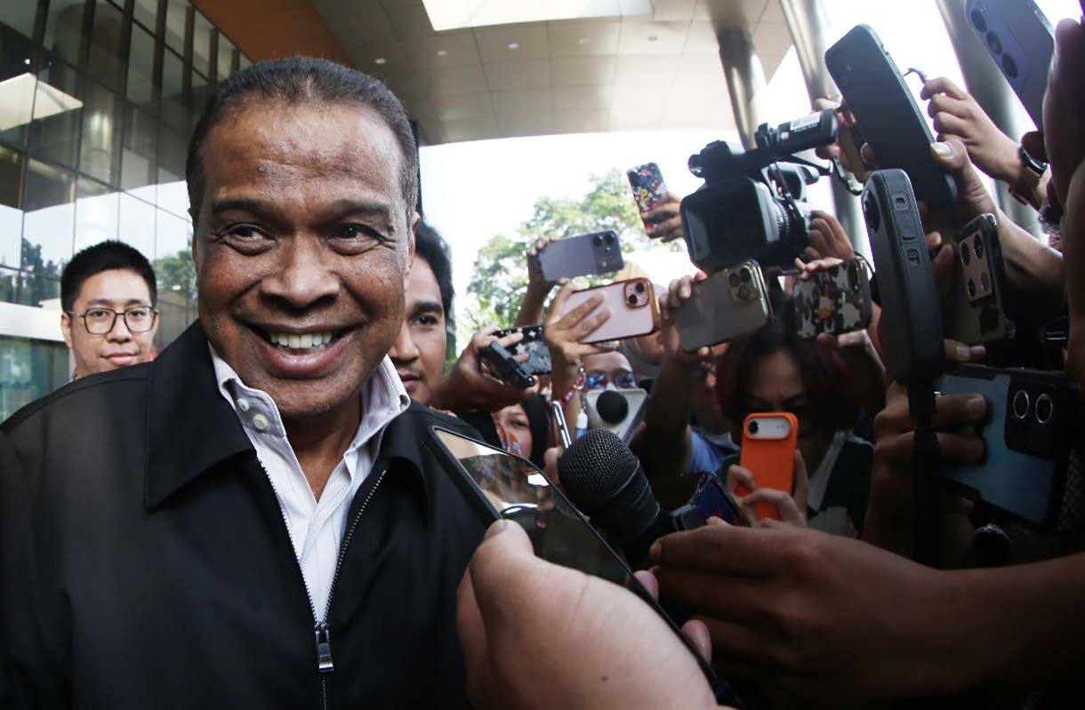 Pemilik perusahaan perjalanan biro haji dan umrah PT Maktour Fuad Hasan Masyhur menyampaikan keterangan usai menjalani pemeriksaan di Gedung Merah Putih KPK, Jakarta, Kamis (18/6/2026). (Beritanasional.com/Oke Atmaja)