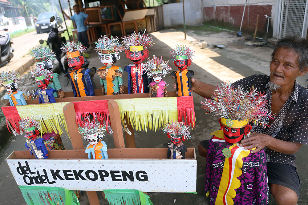 Engkong Nunun ubah botol plastik bekas menjadi boneka ondel-ondel. (BeritaNasional/Elvis Sendouw).