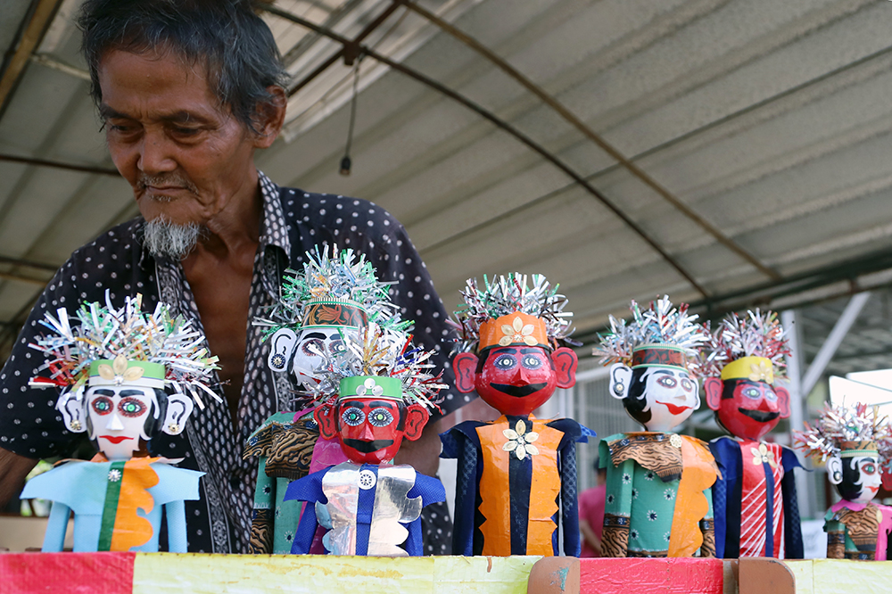 Engkong Nunun ubah botol plastik bekas menjadi boneka ondel-ondel. (BeritaNasional/Elvis Sendouw).