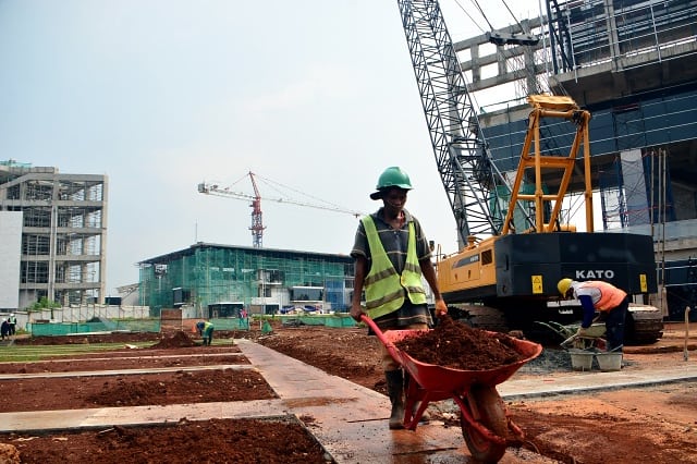 Pekerja konstruksi menyelesaikan tahapan pembangunan di Depok. (BeritaNasional/Elvis Sendouw)