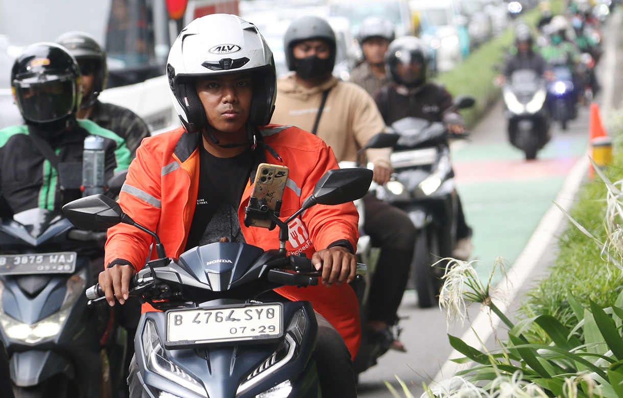 Sejumlah pengemudi ojek online (ojol) melintas di Kawasan Jalan Sudirman-Thamrin, Kawasan Senayan, Jakarta, Rabu (4/3/2026).(Beritanasional.com/Oke Atmaja)
