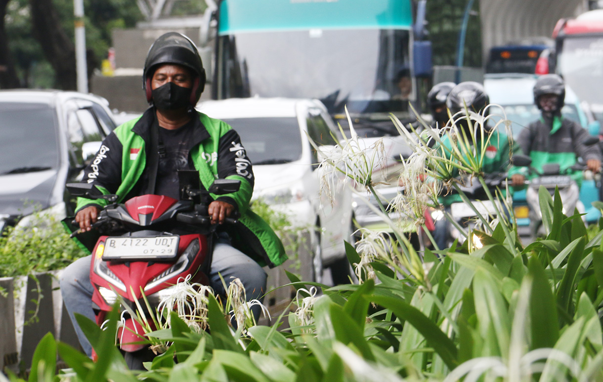 Sejumlah pengemudi ojek online (ojol) melintas di Kawasan Jalan Sudirman-Thamrin, Kawasan Senayan, Jakarta, Rabu (4/3/2026).(Beritanasional.com/Oke Atmaja)