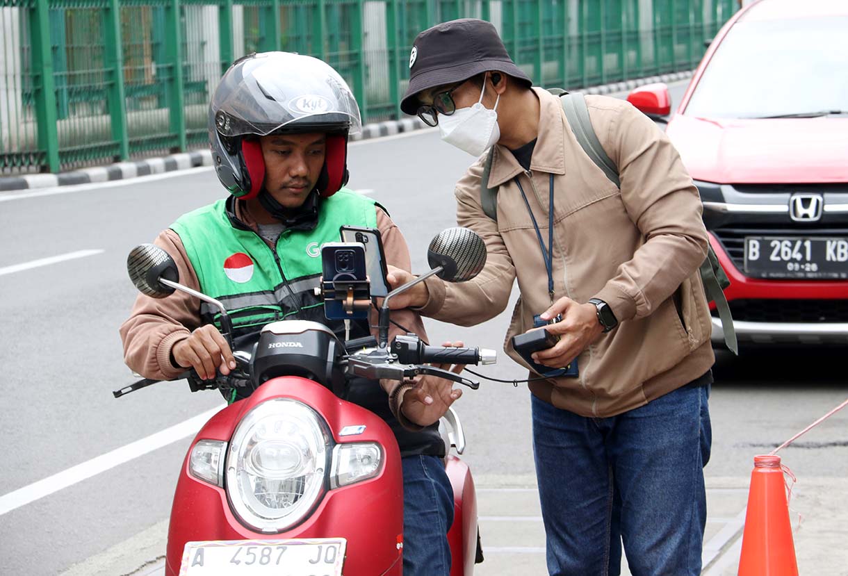 Pengemudi ojek online (ojol) mengangkut penumpang dan melintas di kawasan Stasiun Cikini, Jakarta, Sabtu (20/9/2025).  (Beritanasional.com/Oke Atmaja)