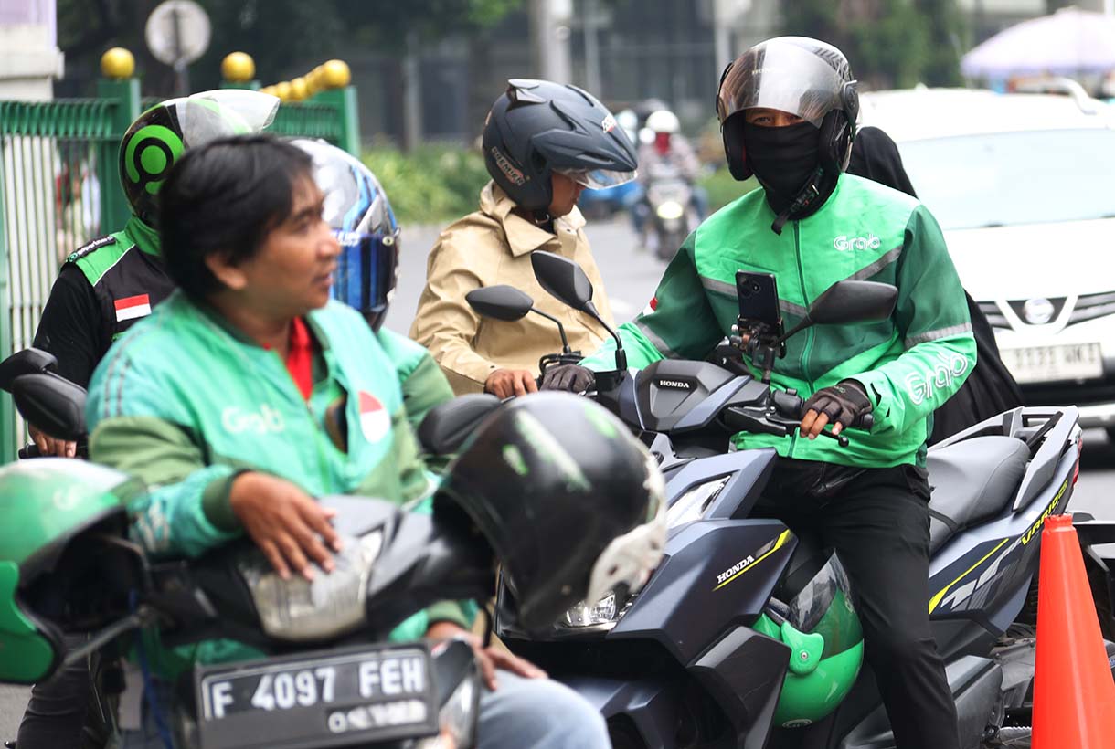Pengemudi ojek online (ojol) mengangkut penumpang dan melintas di kawasan Stasiun Cikini, Jakarta, Sabtu (20/9/2025).  (Beritanasional.com/Oke Atmaja)