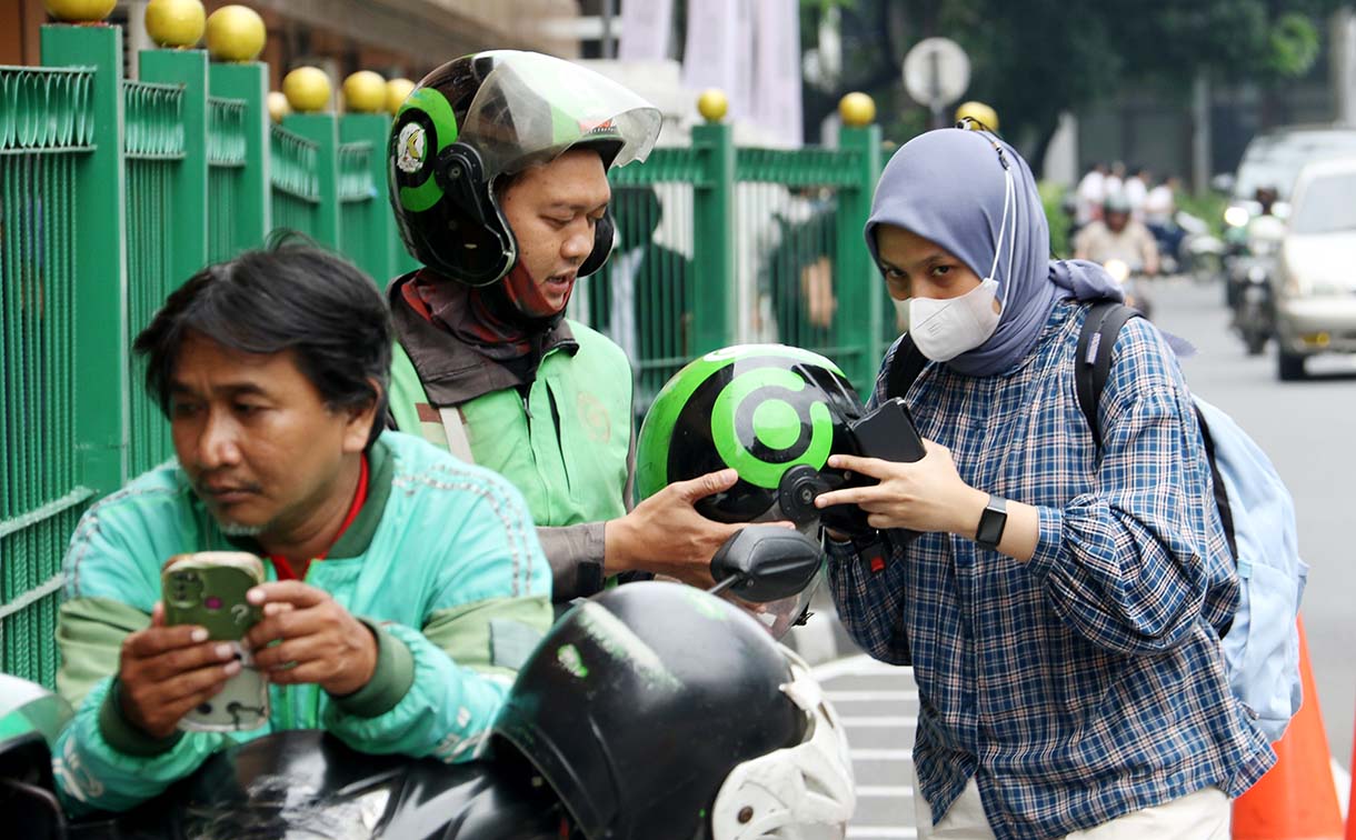 Pengemudi ojek online (ojol) mengangkut penumpang dan melintas di kawasan Stasiun Cikini, Jakarta, Sabtu (20/9/2025).  (Beritanasional.com/Oke Atmaja)