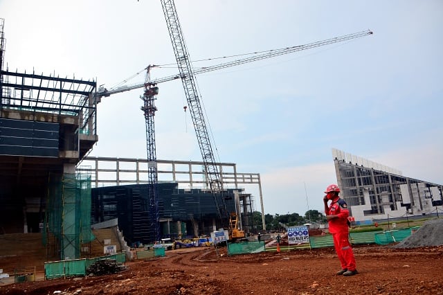 Pekerja konstruksi menyelesaikan tahapan pembangunan di Depok. (BeritaNasional/Elvis Sendouw)