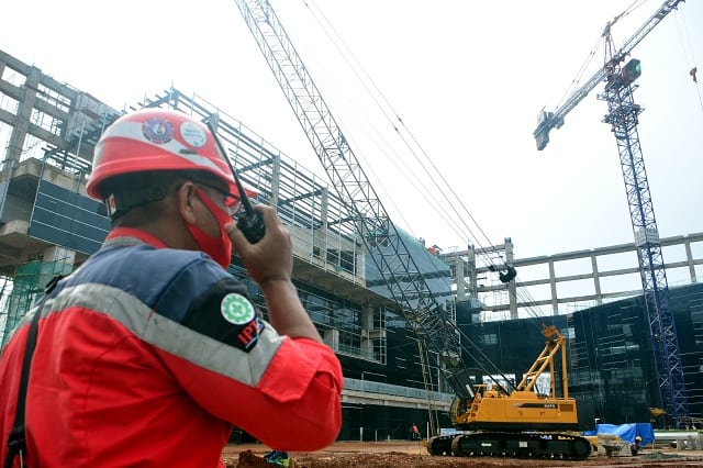 Pekerja konstruksi menyelesaikan tahapan pembangunan di Depok. (BeritaNasional/Elvis Sendouw)