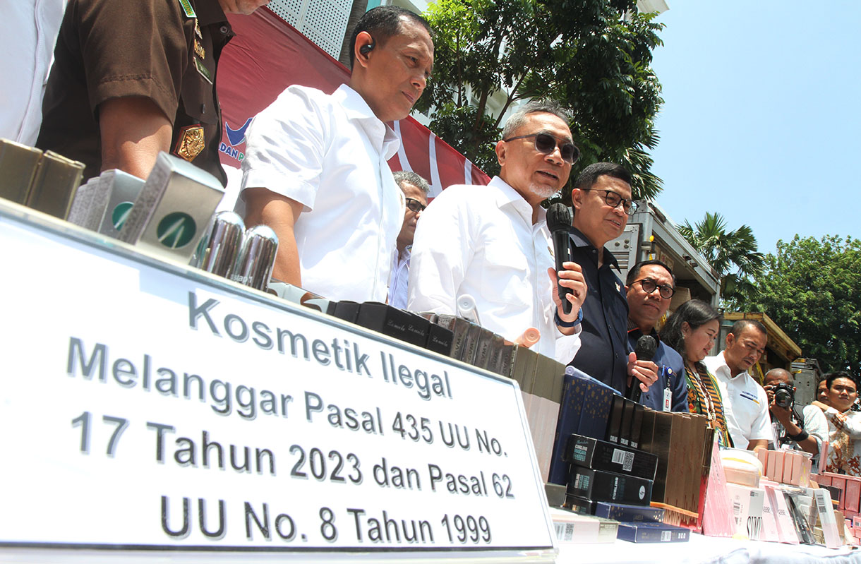 Menteri Perdagangan Zulkifli Hasan (kanan) bersama Kepala Badan POM Taruna Ikrar (kiri) meninjau barang bukti kosmetik impor ilegal di Kantor BPOM, Jakarta, Senin (30/9/2024). (BeritaNasional.com/Oke Atmaja)