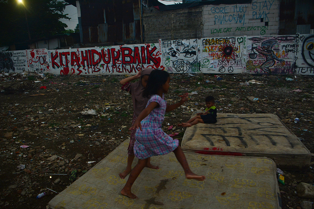 Sejumlah anak bermain di kawasan kumuh di Jakarta. (BeritaNasional/Elvis Sendouw)