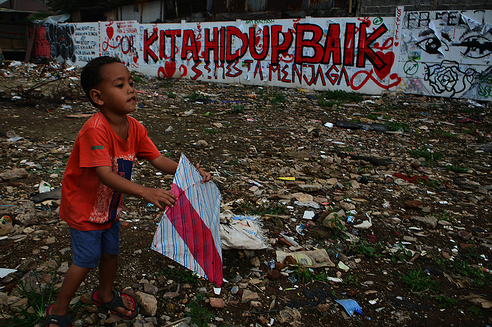 Sejumlah anak bermain di kawasan kumuh di Jakarta. (BeritaNasional/Elvis Sendouw)