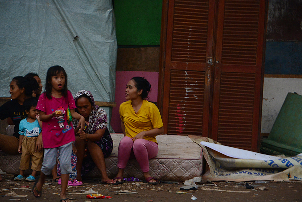 Sejumlah anak bermain di kawasan kumuh di Jakarta. (BeritaNasional/Elvis Sendouw)