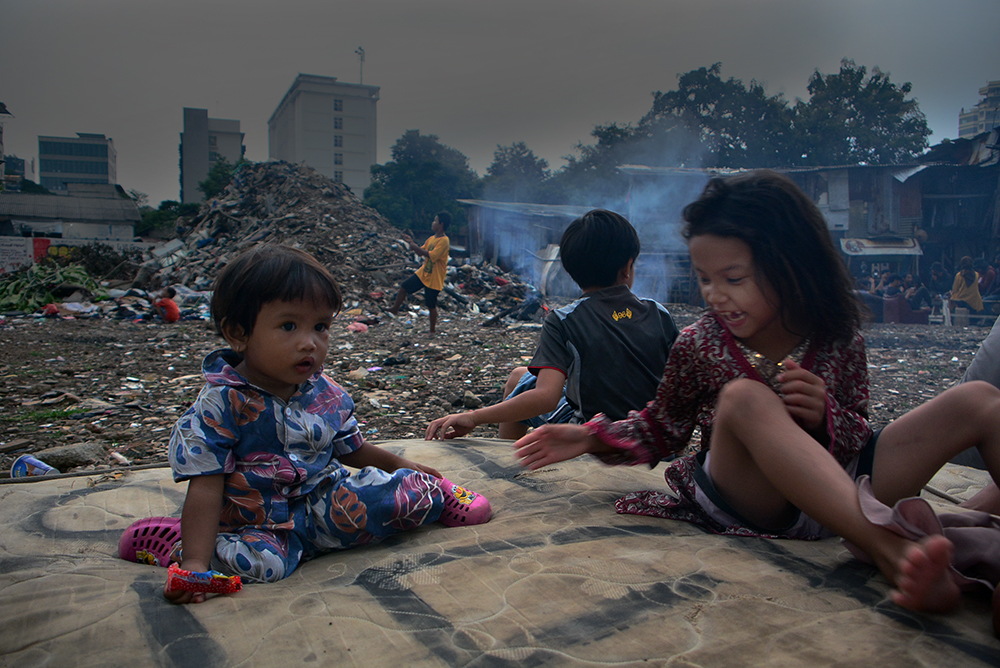 Sejumlah anak bermain di kawasan kumuh di Jakarta. (BeritaNasional/Elvis Sendouw)