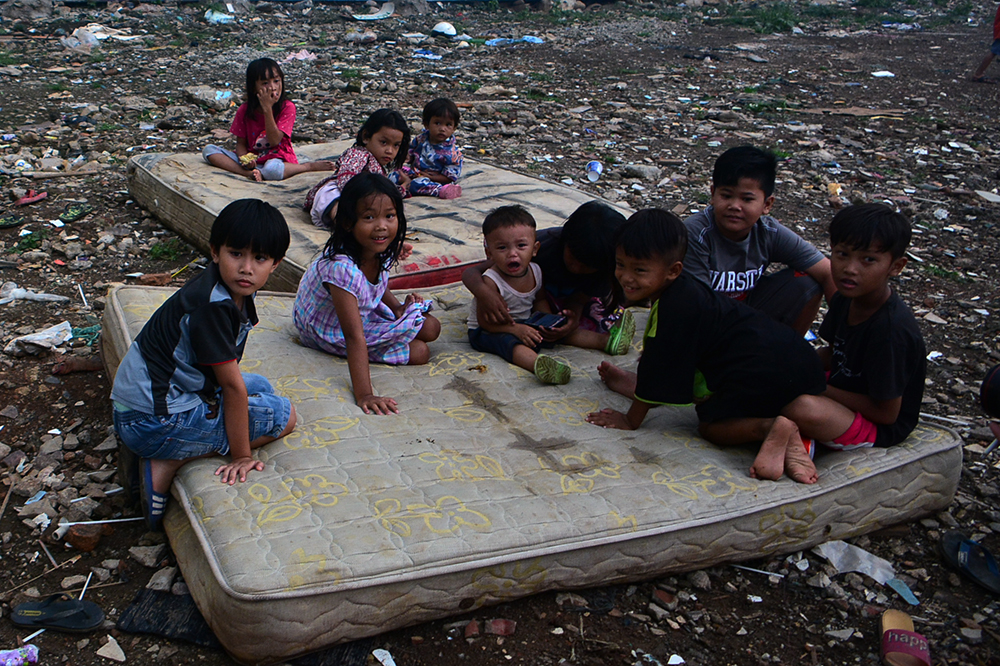 Sejumlah anak bermain di kawasan kumuh di Jakarta. (BeritaNasional/Elvis Sendouw)