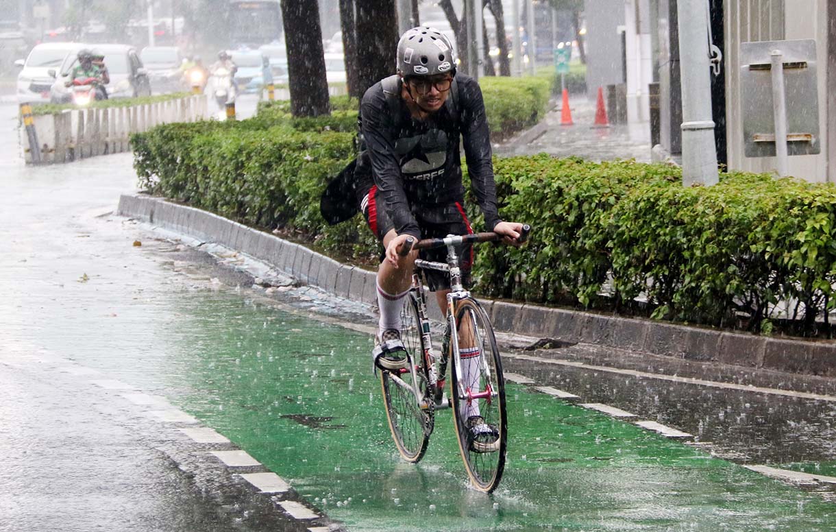 Kendaraan menerobos hujan di Jalan Jenderal Sudirman, Jakarta, Sabtu (18/10/2025). (Beritanasional.com/Oke Atmaja)