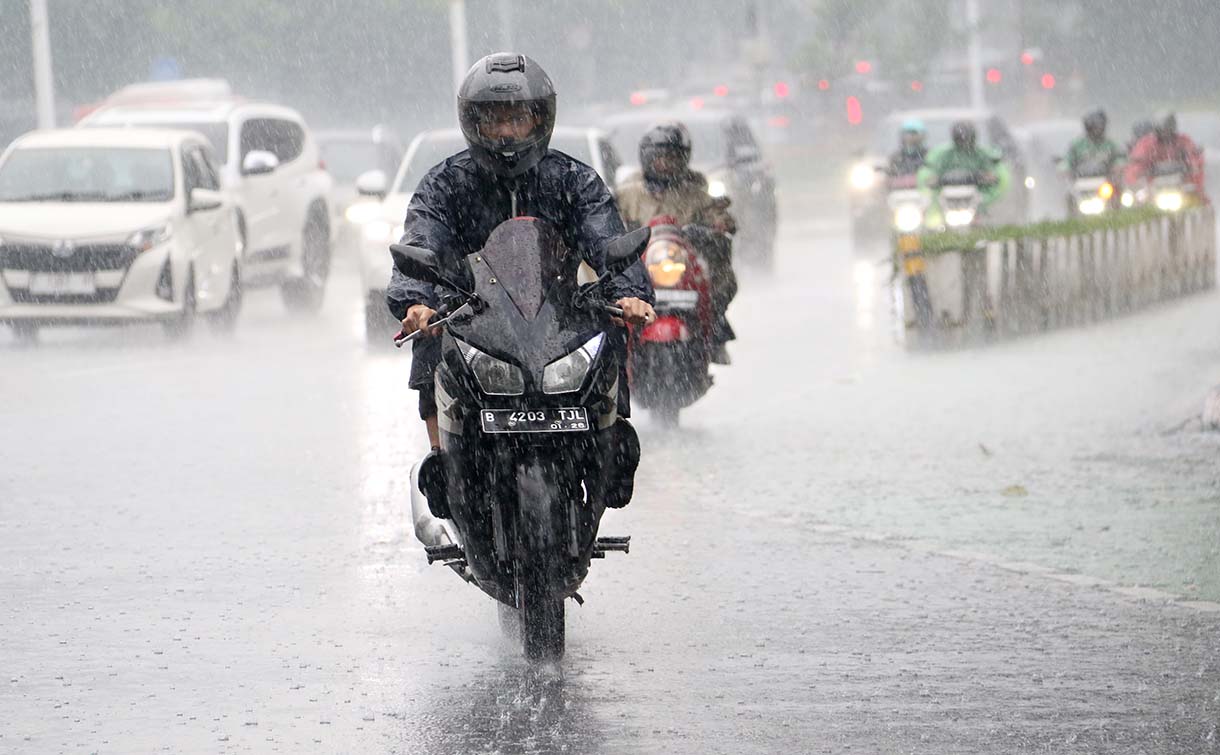 Kendaraan menerobos hujan di Jalan Jenderal Sudirman, Jakarta, Sabtu (18/10/2025). (Beritanasional.com/Oke Atmaja)
