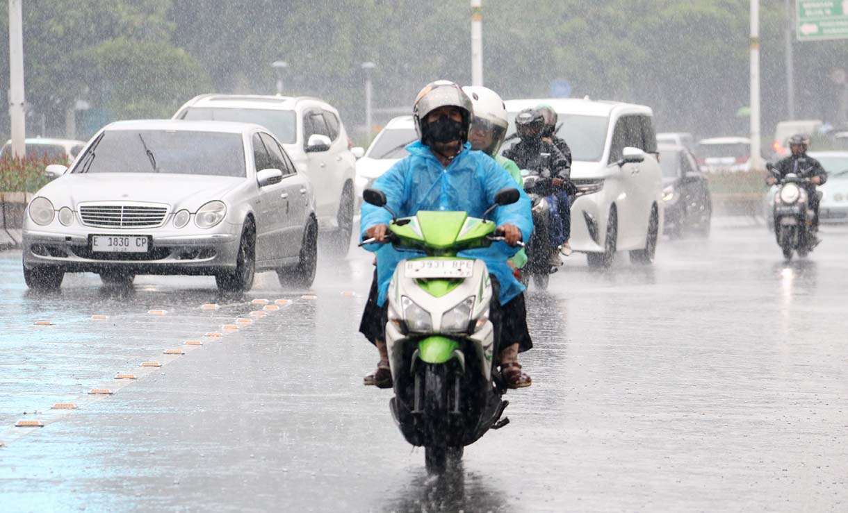 Kendaraan menerobos hujan di Jalan Jenderal Sudirman, Jakarta, Sabtu (18/10/2025). (Beritanasional.com/Oke Atmaja)